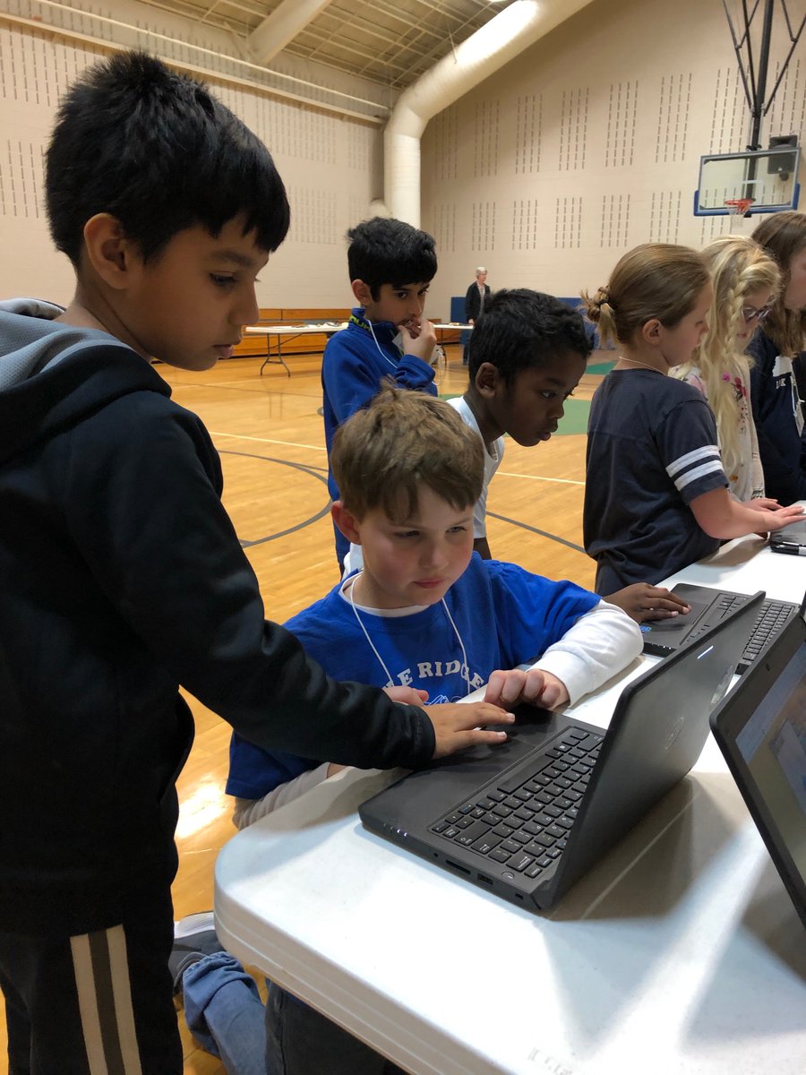 angietsmith's tweet photo. @JamieWampler2 and @AnnFerenbach taught students about native animals of Johnson City. So much student engagement at this station! #JCSDLD @LakeRidge_JCS #jc150 @OfficialDLDay https://t.co/RJod7GrsAM