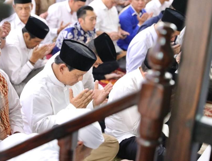 AchmatNurhuda's tweet photo. Mau sholat Jumatan dilarang??

Apapun yg dilakukan kubu 02 selalu jd paranoid kekalahan pak Wiwi.

#JumatanBarengPrabowo
#JumatanBarengPrabowo https://t.co/OQBxB7Uuc5