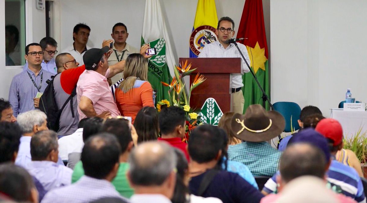 AndrsValencia9's tweet photo. El Plan #OrdenandoLaProducción se ha consensuado con los actores de la cadena, y busca mejorar la competitividad y la rentabilidad de los productos priorizados en esta iniciativa como el #Arroz. Al organizar la producción, también hay que pensar en ordenar el comercio. #EnYopal https://t.co/yZXDoLrMou