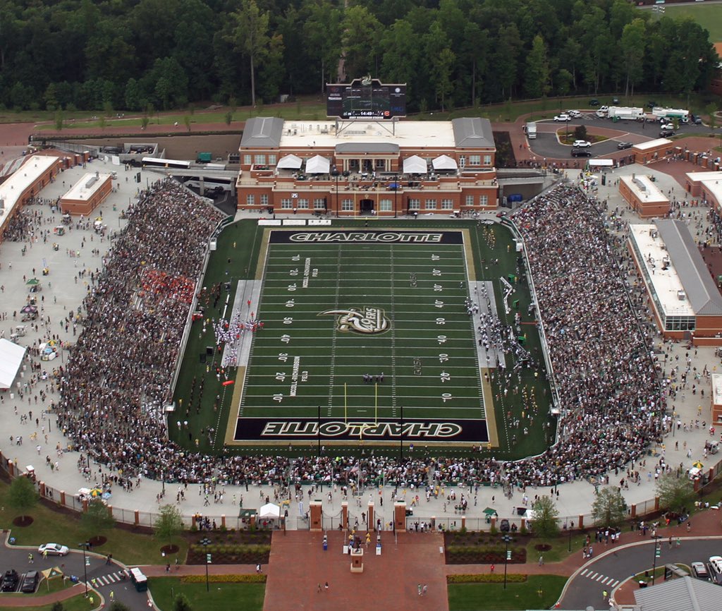 bralynoliver8's tweet photo. Blessed and honored to receive my first D1 scholarship from the University of North Carolina at Charlotte #CharLit @SC_DBGROUP @ElitePositionRR @SWiltfong247 @CarolinaXposure https://t.co/ZkW5b8jk6s