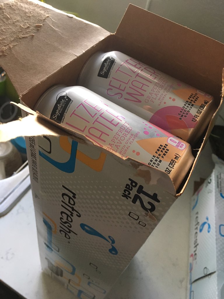 chocol8papi's tweet image. Somebody wanna explain to me how I got a whole rack of #signatureselect seltzer water in a sealed box of #refreshe? @vons what kinda malarkey is this?