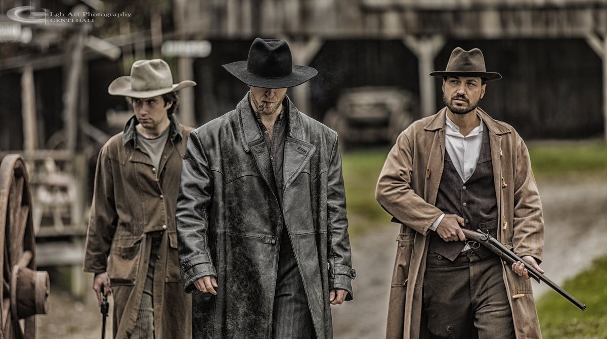 ¡Esto es impresionante!  Un cartel alternativo para la película "Bloodslinger" de <a href="/LKHeaney/">Laura Heaney</a>.  emocionado de compartir esta película con todos ustedes.  #BloodslingerMovie #Arte #Cine #Pelicula #Film