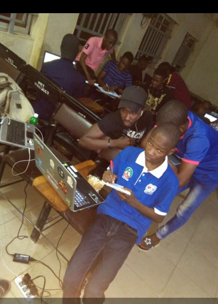 gdgogbomoso's tweet image. It's a good thing to see that ogbomoso is always on fire. #hashcode2019 didn't pass us by. We did our best. A big shout out to @FunshoFab @OlumideSamuel_ and other people that put the event together. We are glad we could support it. See you next year #HashCode. We are winning 💪🏽