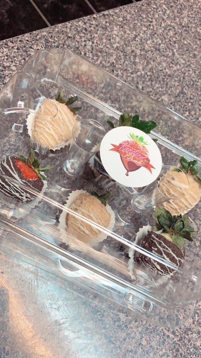 kandiedkartel's tweet photo. Cheesecake Stuffed Chocolate covered 🤤🍓-
-
-
-each pictures contains cheesecake chocolate covered berries ❤️ https://t.co/vEwJc78Ffs