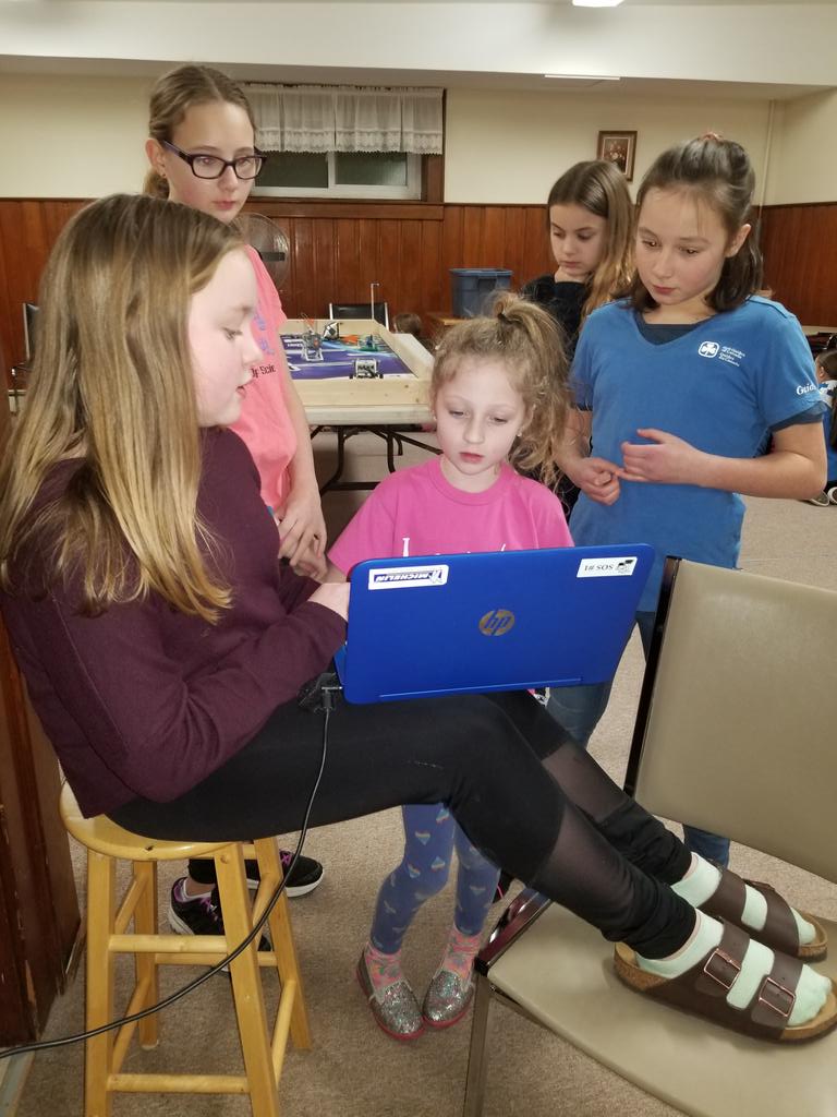 FLL18806's tweet photo. Spending time with the girls guides! #ChooseScience #girlpower #LiftEachOtherUp https://t.co/EJhkwtAFSQ