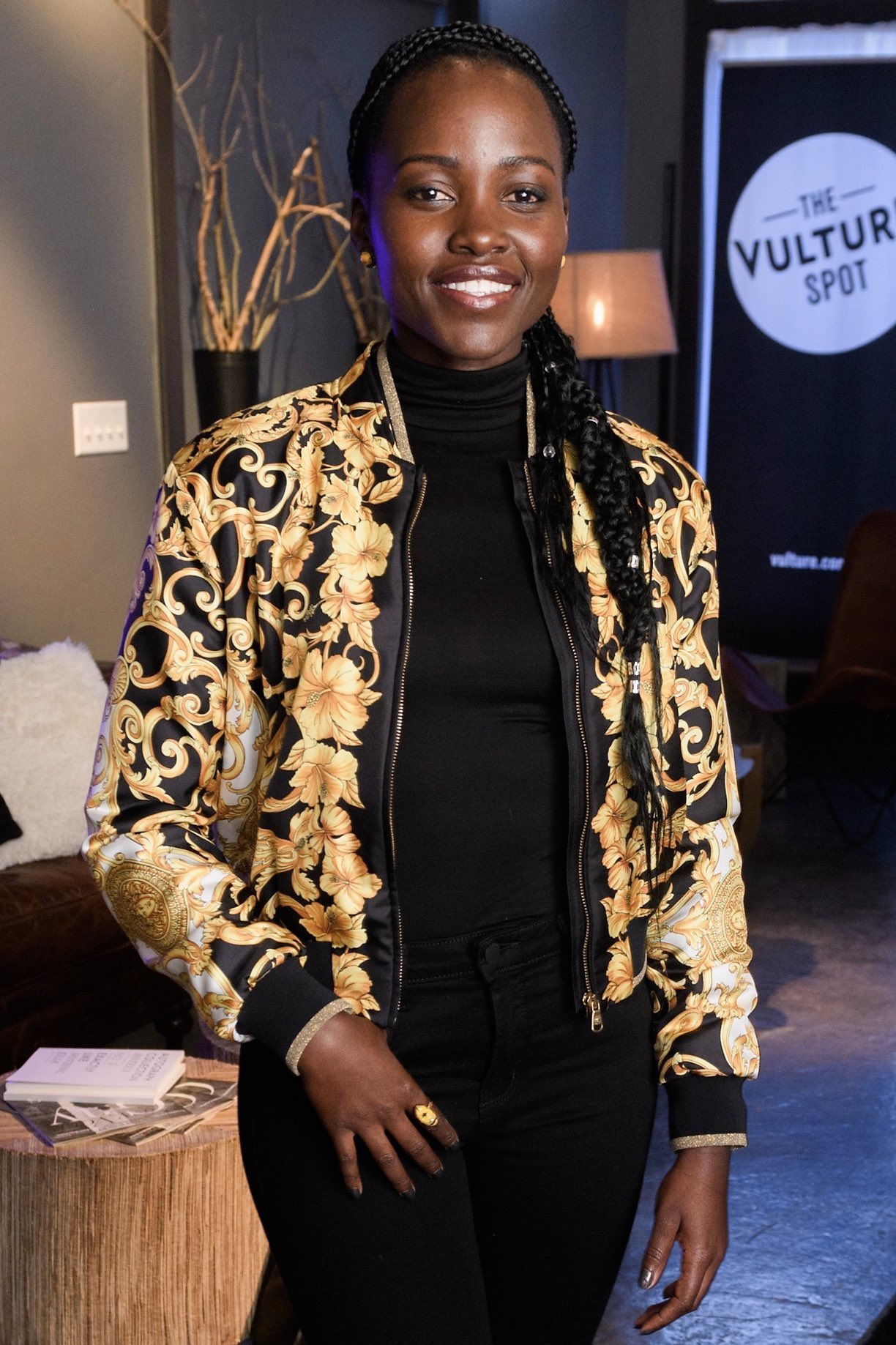 五十鈴おばあちゃん ルピタ ニョンゴが ヴェルサーチのシグニチャー的モチーフである黒 ゴールドのド派手プリントを 気負いゼロで完璧にモノにしていて 衝撃に近い感動が 偏見もあるとは思いますが この成金的モチーフをこんなに成金感なく着こなせる 五十鈴おばあちゃん ルピタ ニョンゴが ヴェルサーチのシグニチャー的モチーフである黒 ゴールドのド派手プリントを 気負いゼロで完璧にモノにしていて 衝撃に近い感動が 偏見もあるとは思いますが この成金的モチーフをこんなに成金感なく着こなせる