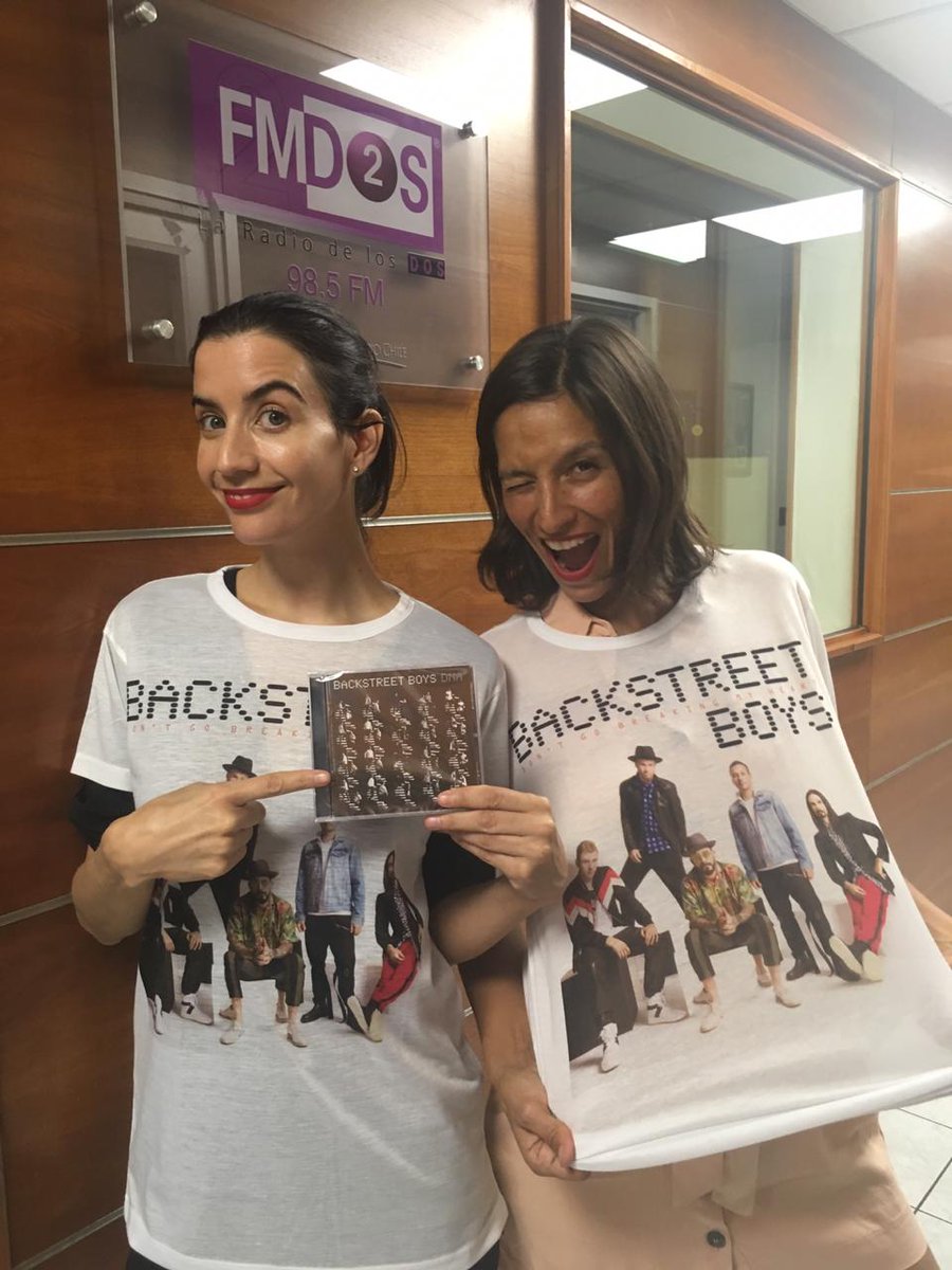 FMDOS's tweet photo. ¿Te quedaste con ganas de ver a Backstreet Boys en vivo? ¡Tenemos el concurso perfecto para animarte! Comenta con el hashtag #BSBEnFMDOS y podrás llevarte una de estas poleras y su último disco "DNA" 😍 ✨ https://t.co/Q7vtJpSxqs