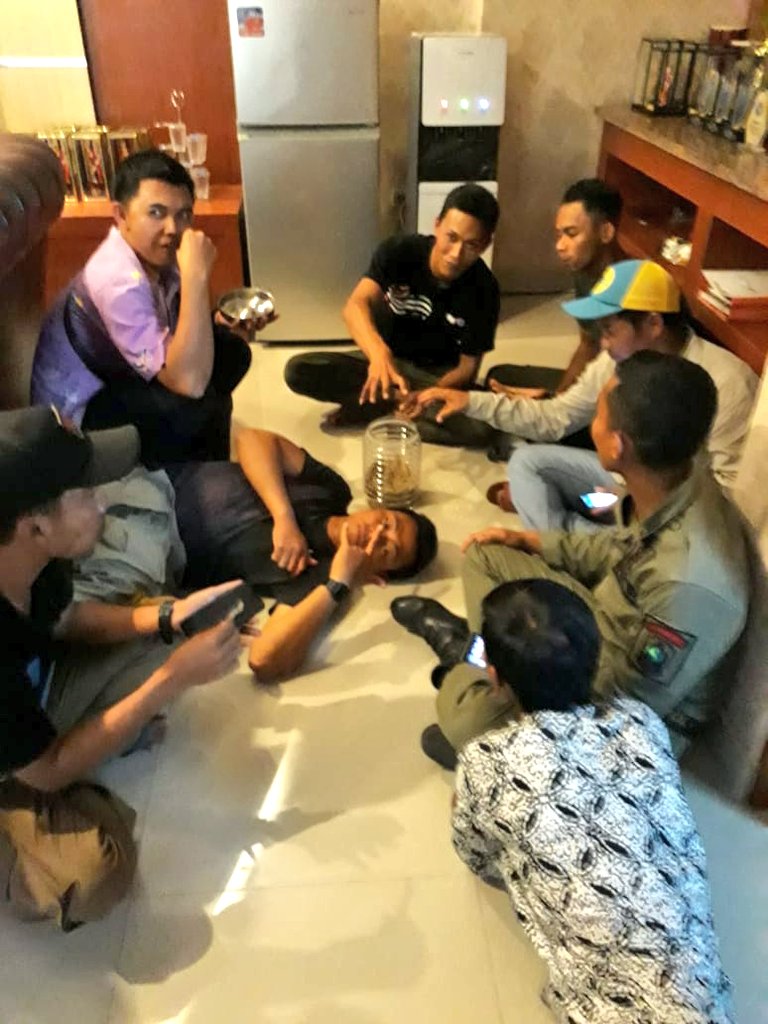 firmansanyoto's tweet photo. “Keakraban Tanpa Batas Penghalang Selayaknya Keluarga” Tunggu Selamatan Perayaan Ulang Tahun Kasi PMK @kecgenteng Dimulai di Lounge Kantor Camat Genteng
@AzwarAnas_A3 @ChoirilYudaw @banyuwangi_kab @organisasibwi https://t.co/GiF9Zf4NMZ