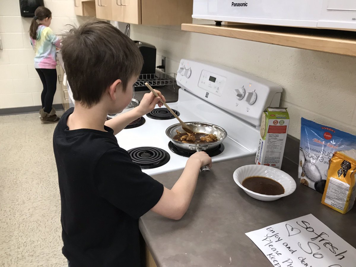 TVACookingClub's tweet photo. Tecumseh Vista’s Cooking Club has started back up. Today we made rainbow Buddha bowls. For dessert fresh fruit salad ( pomegranate, plums, peaches and nectarines). We had different types of protein available such as shrimp, seeds and nuts. #WECHUnutritionmonth @TheWECHU https://t.co/WHlTjs36Ph