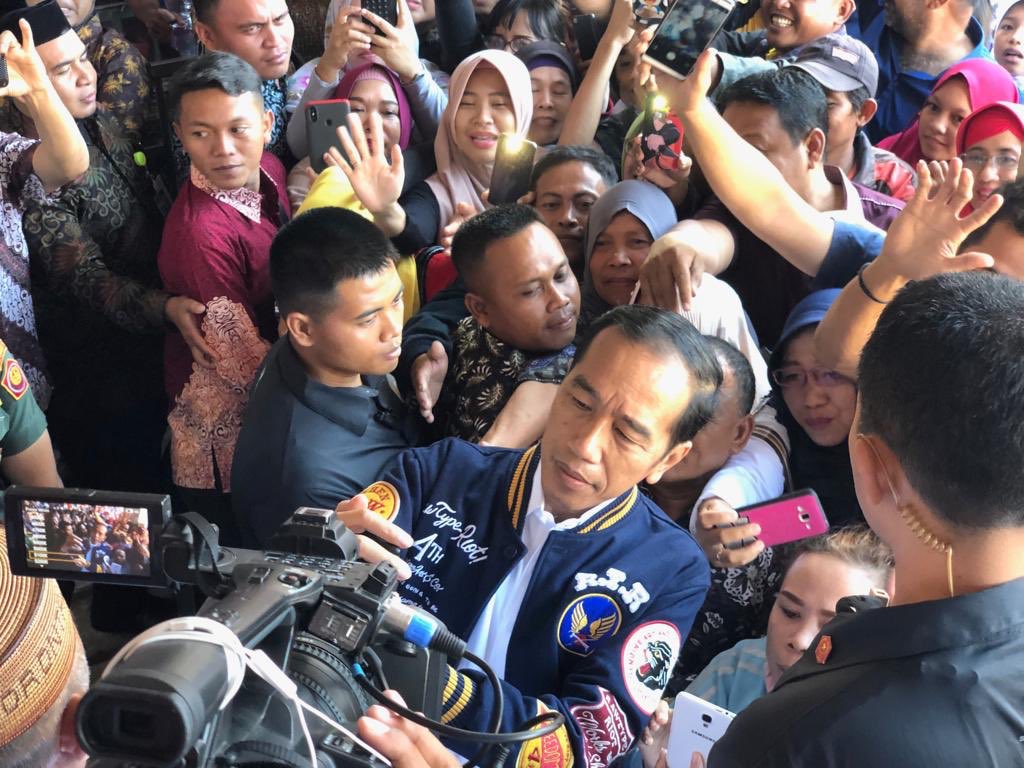 Pagi ini, Jumat 1/3, pukul 07.30WITA, Presiden Jokowi dan Ibu Iriana berkunjung ke Pasar Sentral Gorontalo disambut meriah oleh warga. #GorontaloJokowiMenang 

JokowiMenang