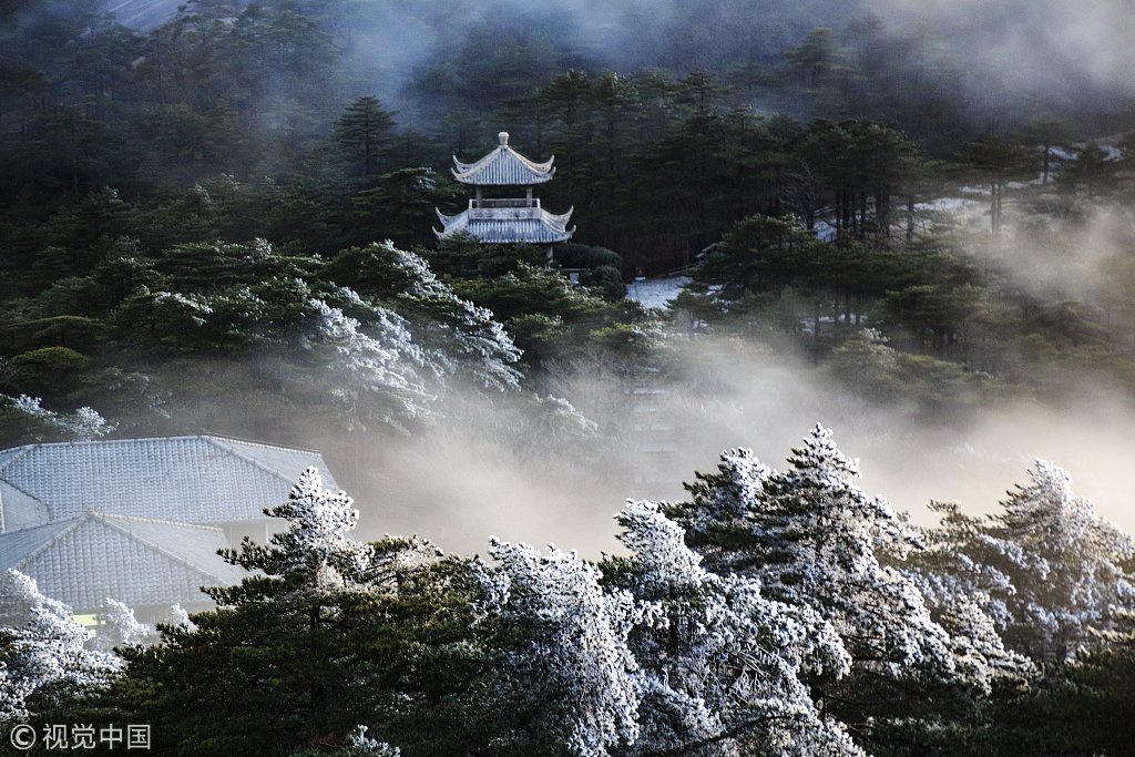 CGTNOfficial's tweet photo. A sea of clouds sweeps over Mount Huangshan in east #China's Anhui Province https://t.co/KtacZV7VXL