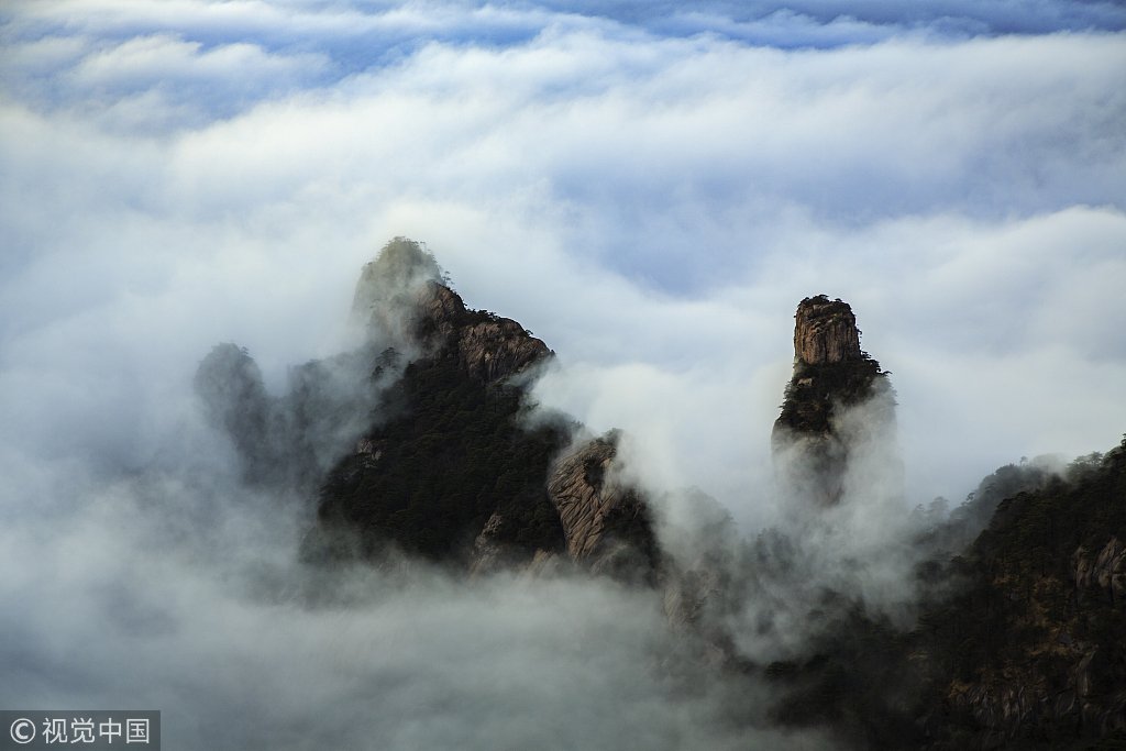 CGTNOfficial's tweet photo. A sea of clouds sweeps over Mount Huangshan in east #China's Anhui Province https://t.co/KtacZV7VXL