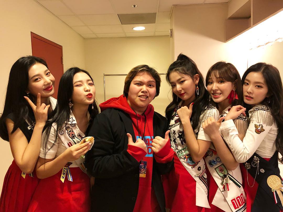 YERIK1M's tweet photo. No one can stop me from holding onto my muffin, egg tart, cupcake, any food really. In the middle of eating and you asked me to take a group picture? Sure, sure let's take a picture! But I ain't gonna drop my food. 😚 https://t.co/5Qj4yXBqKY