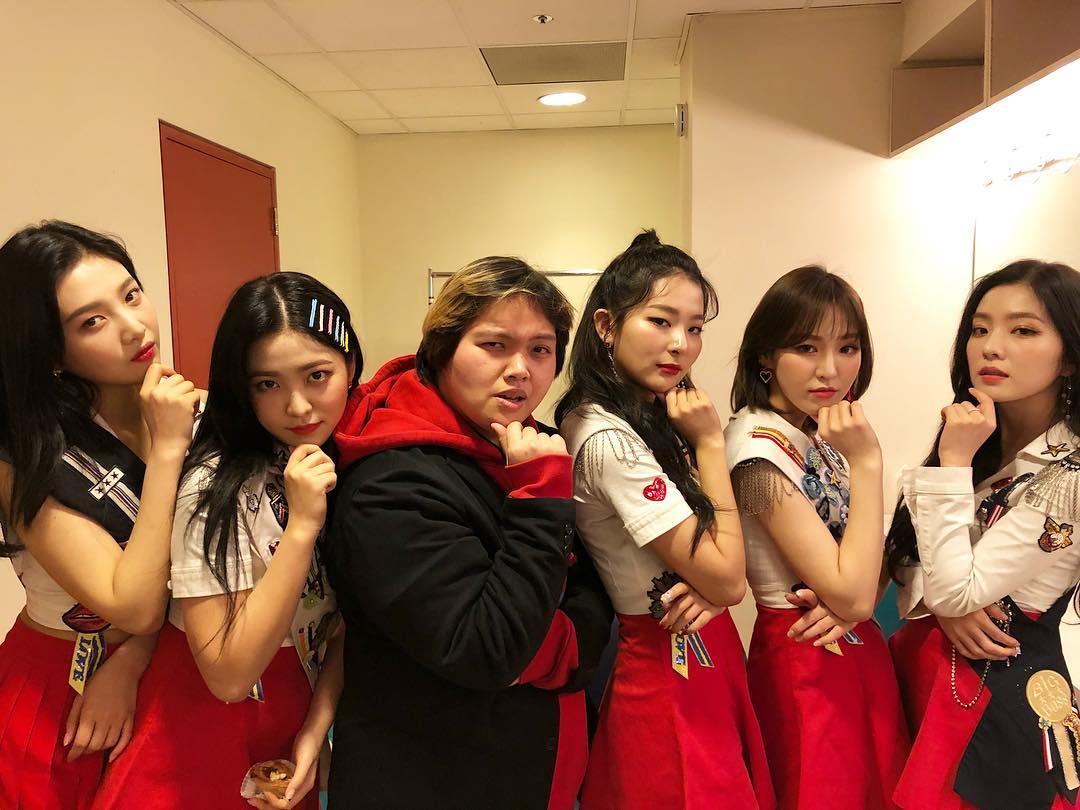 YERIK1M's tweet photo. No one can stop me from holding onto my muffin, egg tart, cupcake, any food really. In the middle of eating and you asked me to take a group picture? Sure, sure let's take a picture! But I ain't gonna drop my food. 😚 https://t.co/5Qj4yXBqKY