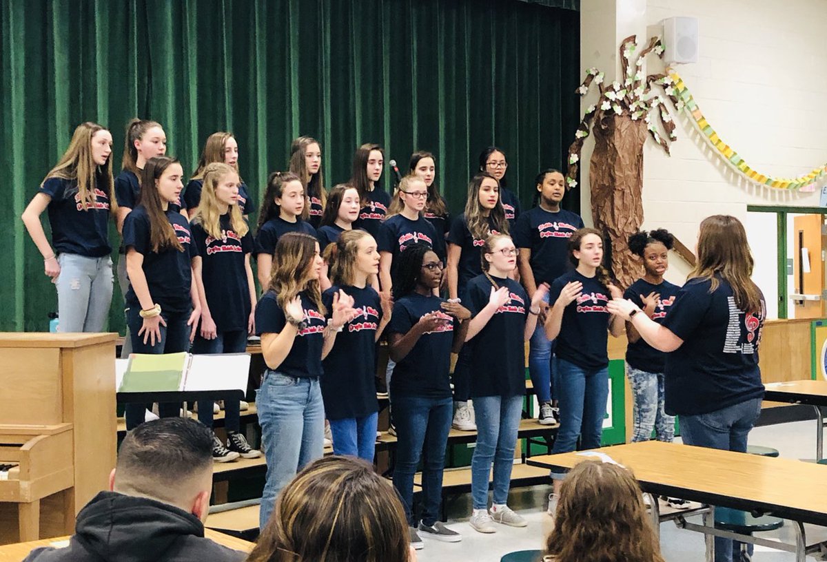 KristenWickre's tweet photo. Thanks to the amazing GMS Treble choir for performing at our military family night! They sang a special tribute to our service members! ❤️🇺🇸⚓️🎵 @bethHigginB @graftonms #Gr8gbe #ycsdEngage https://t.co/nUVlnldqMt