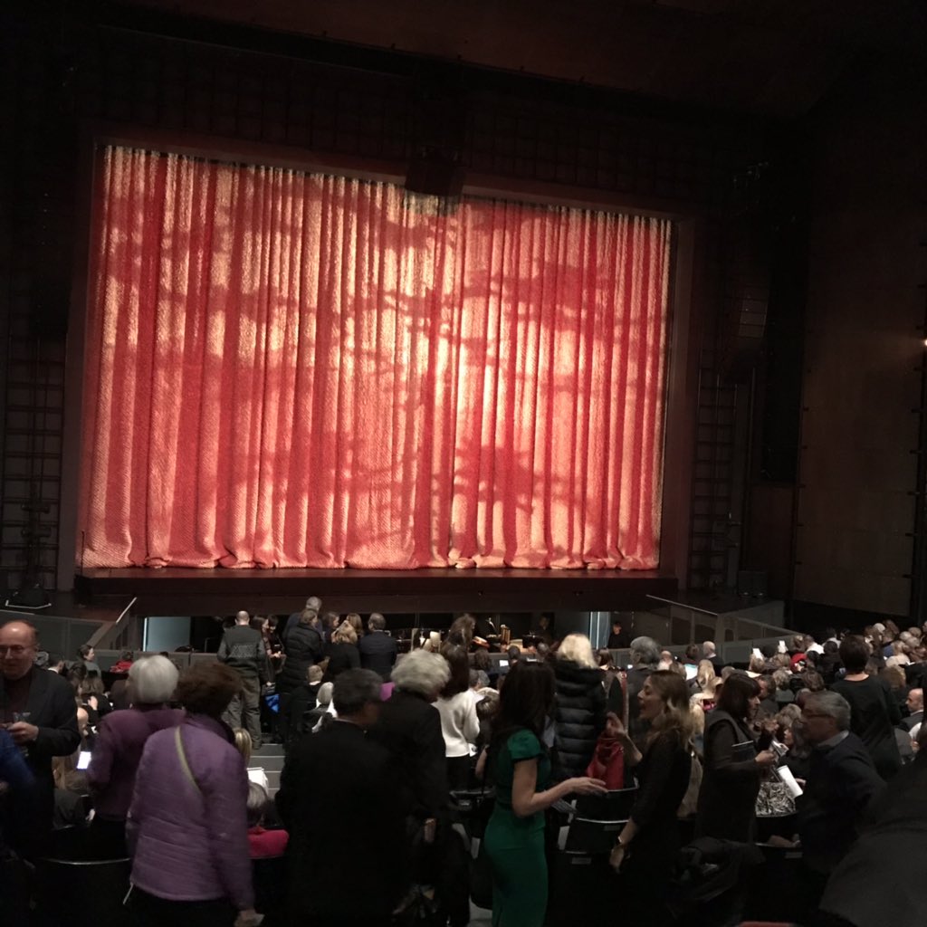 Looks like a full house at @HarrisTheater for @ENBallet #AkramKhanGiselle