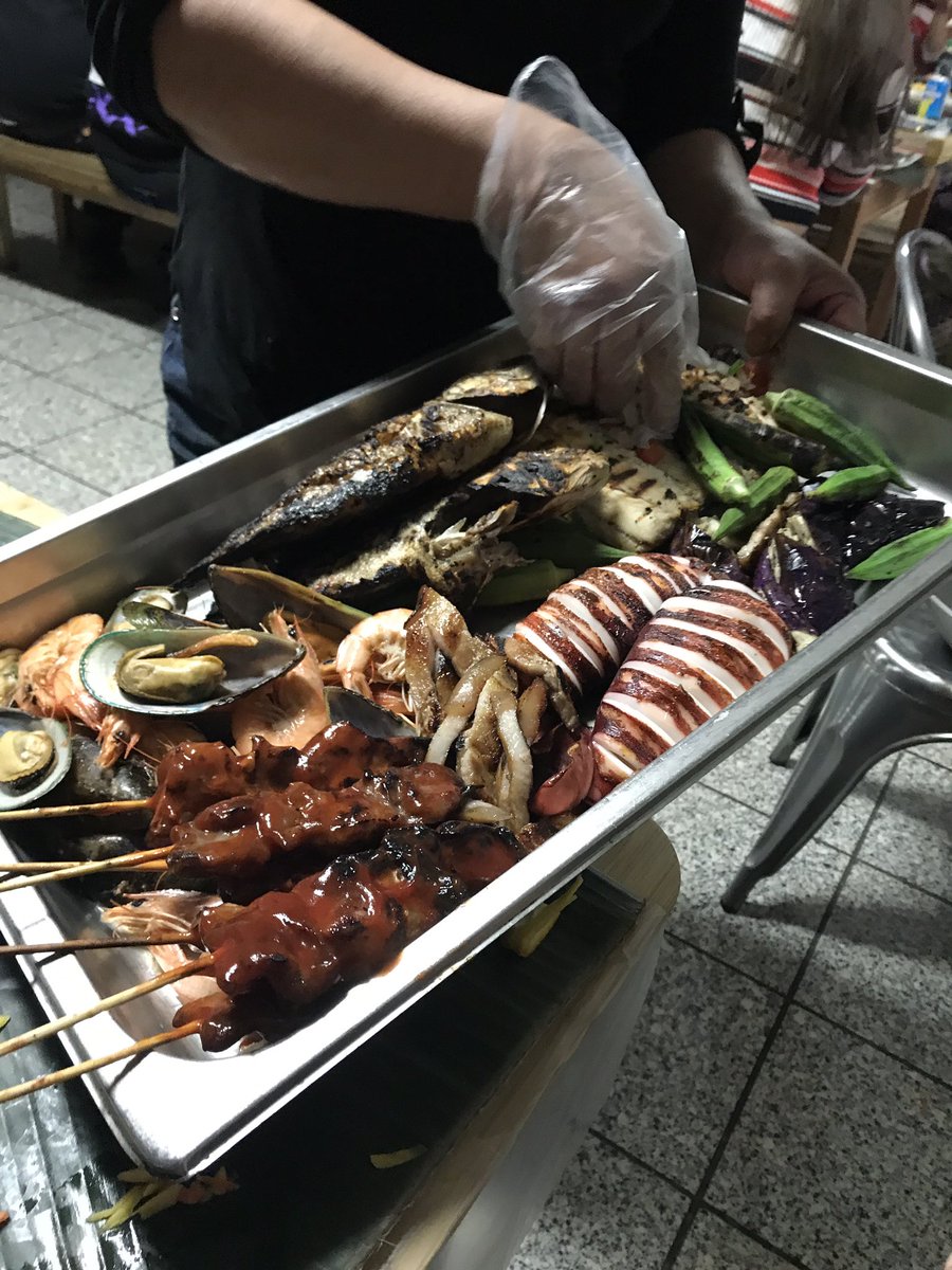 Elley_Ray's tweet photo. Great food at #Tinuno eat with your hands!!!! https://t.co/jvjDftoaNo