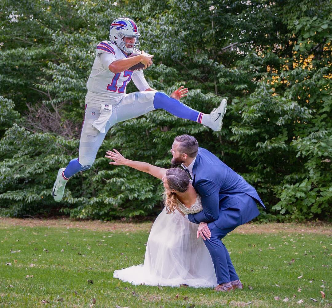 Pretty epic wedding photo from a couple who are diehard #Bills fans.

📸: L3 Studio’s Photography