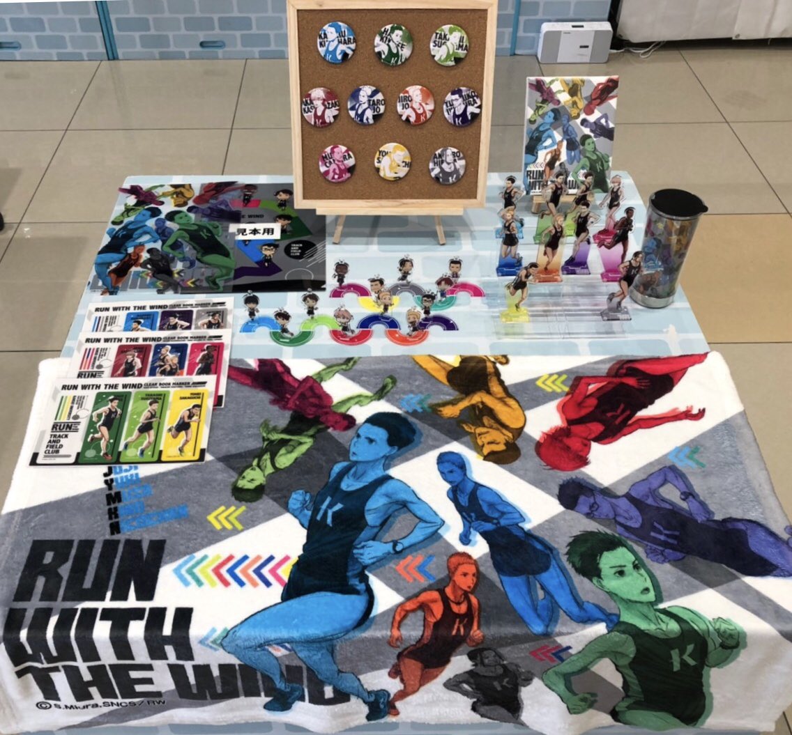 a_dept_'s tweet photo. TVアニメ「風が強く吹いている」ポップアップショップアリオ八尾会場OPENしました！

新商品の場面写缶バッジも入荷しております✨

会期は3/10（日）まで！
お買い逃しなく！！

🚎アリオ八尾へのアクセス🏃🏻‍♂️
⇒https://t.co/7eqrTx1HEI… …

#kazeanime 
#風つよ https://t.co/RsqF56ZbYl