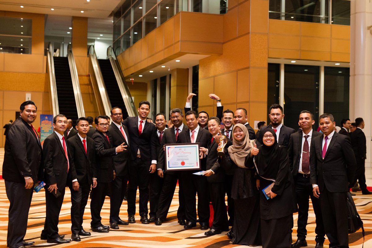 envidaman's tweet photo. Majlis Anugerah Cemerlang Keselamatan Dan Kesihatan Pekerjaan Kebangsaan 2018 (OSH AWARD) disempurnakan oleh YAB Datoβ Seri Dr. Wan Azizah Dr. Wan Ismail
Timbalan Perdana Menteri
Tahniah E-Idaman Sdn Bhd
#RecycleForLife #OSHAWARD #alorsetar #kedah #malaysia https://t.co/0G9RhWQ9Ak