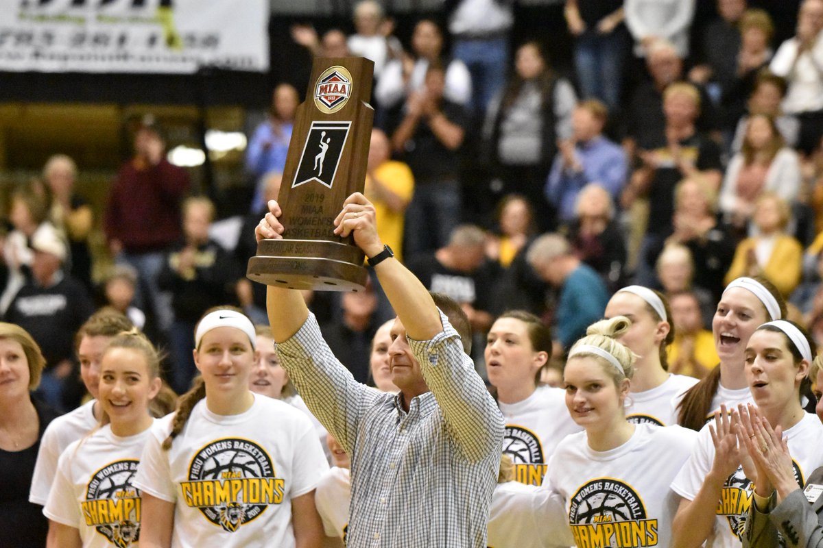 fhsuathletics's tweet photo. 🏆 Time in Hays! The 2018-19 Champions of the MIAA! #DefendTheFort #miaawb #champions https://t.co/CmT0fLfxmd