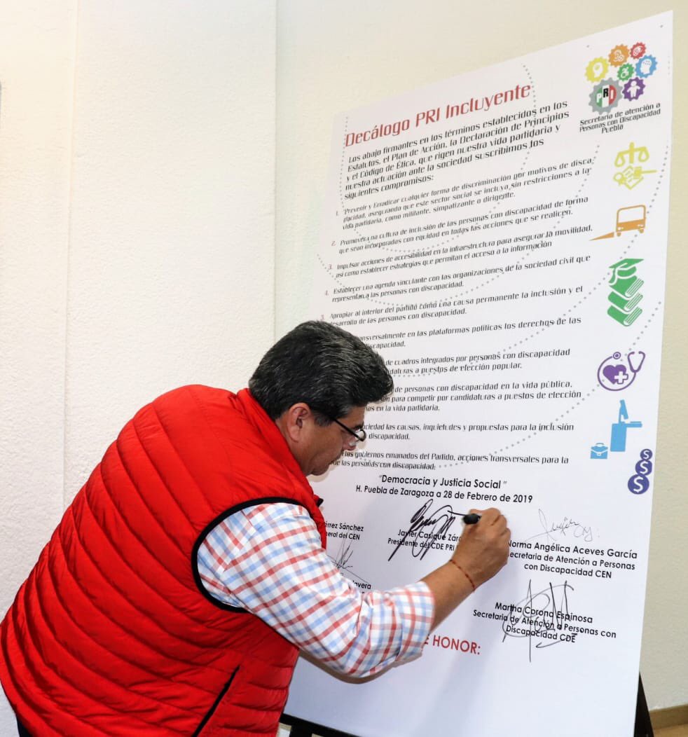 Javier_CasiqueZ's tweet photo. En @PRIdePUEBLA no dejamos a nadie atrás, por eso de la mano de @normisacevesg titular de la @SecPcdNlPri firmamos el Decálogo PRI Incluyente, ratificando nuestra causa común de apoyar y motivar el desarrollo de todas las personas con discapacidad. #MásInclusión https://t.co/YsqzpKAayx