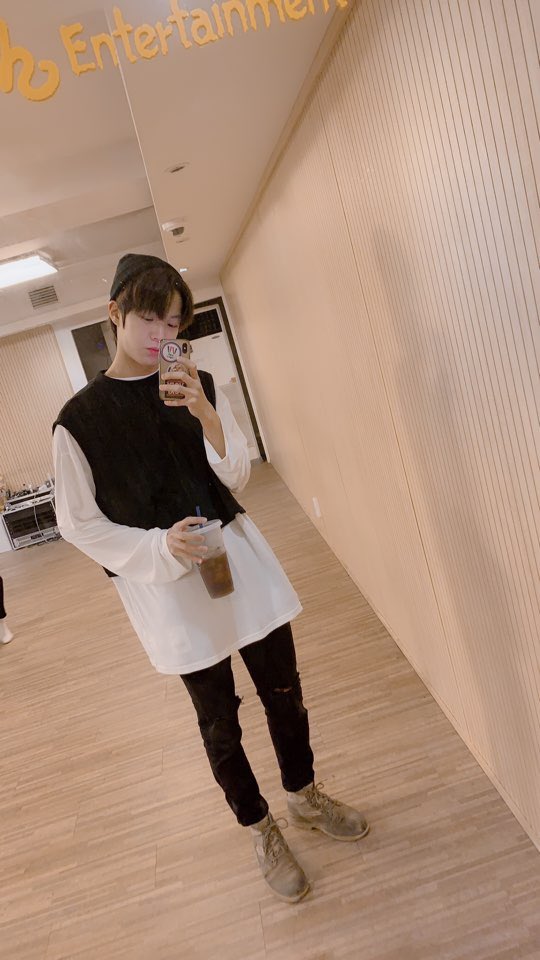 veriverybrasil's tweet photo. [#TWT | 26.02.19] Atualização no Twitter @by_verivery 

[#Dongheon]
Oi, Como foi seu dia hoje?? Espero que tenha sido feliz❤️ O dia sem você foi um pouco perdidoㅜㅠ Cuidado para não pegar um resfriado durante a mudança de estações!!
#베리베리 #VERIVERY #perdidos.. #Comprass..ㅎ https://t.co/nYRwL0qJKP