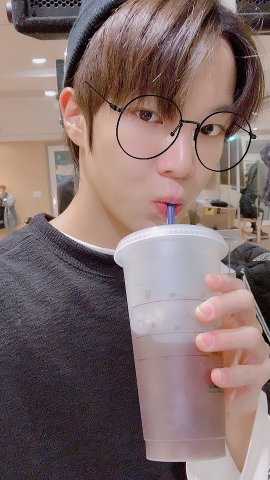 veriverybrasil's tweet photo. [#TWT | 26.02.19] Atualização no Twitter @by_verivery 

[#Dongheon]
Oi, Como foi seu dia hoje?? Espero que tenha sido feliz❤️ O dia sem você foi um pouco perdidoㅜㅠ Cuidado para não pegar um resfriado durante a mudança de estações!!
#베리베리 #VERIVERY #perdidos.. #Comprass..ㅎ https://t.co/nYRwL0qJKP