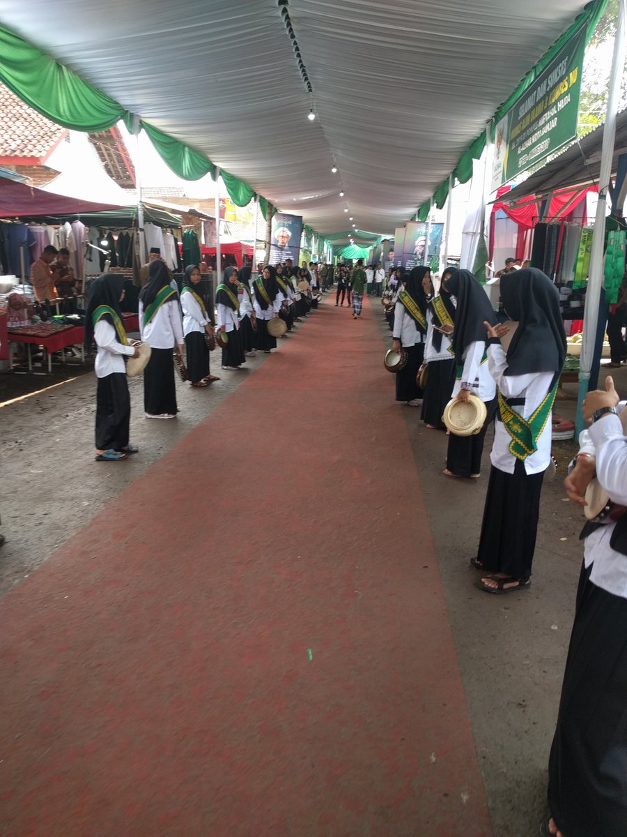 nahdlatululama's tweet photo. Persiapan penutupan yang akan ditutup oleh Wapres RI Pak @Pak_JK yang juga Mustasyar PBNU #MunasdanKonbesNU2019 https://t.co/x2xMciYZGx