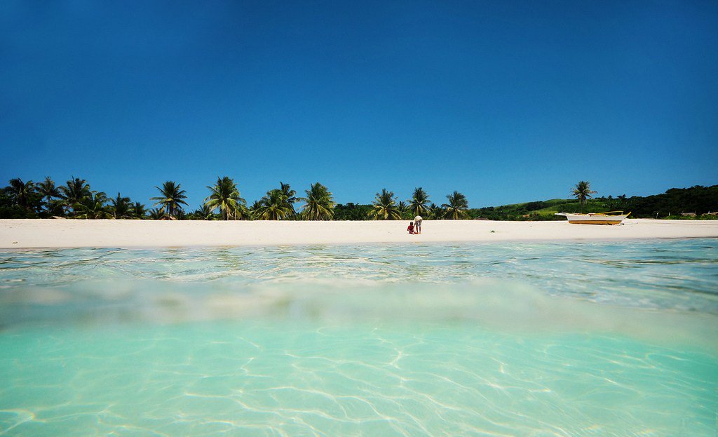 PHBeachHoliday's tweet photo. Mahabang Buhanging is found west of TInaga Island, which is part of the Calaguas Group of Island under the municipality of Vinzons, Camarines Norte. Explore Camarines Norte here at https://t.co/TloSB6DPXa #MahabangBuhaging #CalaguasGroupofIsland #Vinzons #CamarinesNorte https://t.co/fZdxPLrSfv