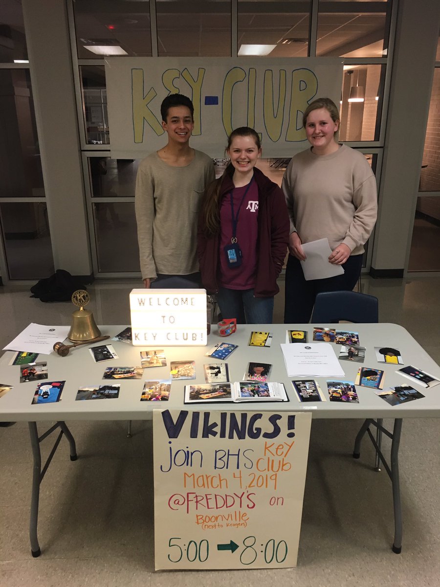 MmeBaileyBHS's tweet photo. Key Club enjoyed meeting all the incoming 9th graders at the orientation tonight! @BryanHSKeyClub https://t.co/YtMDjf39RK