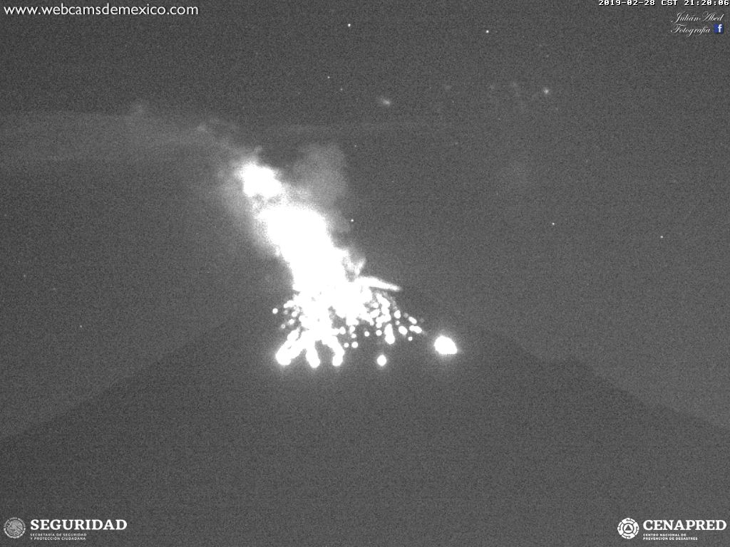 SkyAlertMx's tweet photo. Leve explosión del #Popocatépetl - 21:19 h. Fragmentos incandescentes sobre la ladera del lado de Puebla.

Las explosiones estarían relacionadas con la destrucción del domo de lava No. 82.

Semáforo de alerta en amarillo fase 2. https://t.co/ktcBg4bZC6