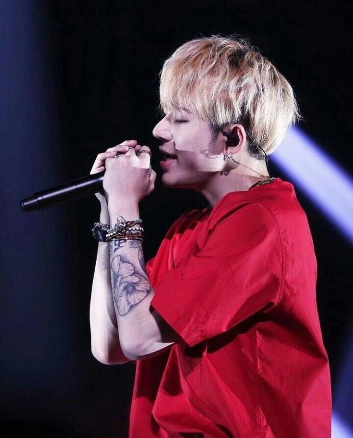 그 우지호 문신보면 심장뛰는 병이있어서  지금 심장 밖으로 나옴(후하후하