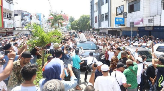 AchmatJamhari's tweet photo. Luar biasaaaaa....dimana2 kehadiran Pak @prabowo selalu penuh sesak
Ini bukti masyarakat sdh pro Prabowo Sandi rakyat ingin Prabowo Sandi Menang 

#JumatanBarengPrabowo
#JumatanBarengPrabowo https://t.co/DmPg6WzFnB