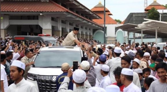 AchmatJamhari's tweet photo. Luar biasaaaaa....dimana2 kehadiran Pak @prabowo selalu penuh sesak
Ini bukti masyarakat sdh pro Prabowo Sandi rakyat ingin Prabowo Sandi Menang 

#JumatanBarengPrabowo
#JumatanBarengPrabowo https://t.co/DmPg6WzFnB