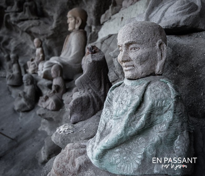 epplj's tweet photo. [NOUVEL ARTICLE] Allons faire un tour du côté de Nokogiriyama dans la préfecture de Chiba. Très grand complexe bouddhique qui abrite le plus grand bouddha assis du Japon (31 mètres ! 😮) et avec un nombre très impressionnant d'escaliers 😎Un must see ! 
➡️https://t.co/KUExWG1PE1 https://t.co/lW4042SrOi