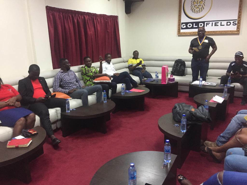 RotaractUMaT's tweet photo. Yesterday, we joined the Rotary club of Tarkwa for their karaoke night session 💃🎤 . We also took the opportunity to remind them of our upcoming special special special special fundraising waakye party this sunday.
#rotaryinternational
#betheinspiration
#fellowshipthroughservice https://t.co/MH3JqdZi05