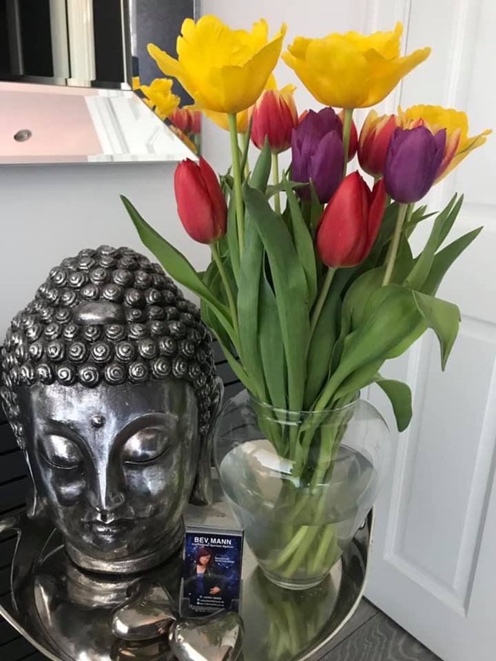 Bevmedium's tweet image. Hope you are all having a lovely day. These flowers in my hallway have enjoyed their last few days soaking up the beautiful energy created by working with spirit.
Feeling blessed 🌟🙏🏻 💐
Bev Mann❤️
Mediumship from the heart ❤️