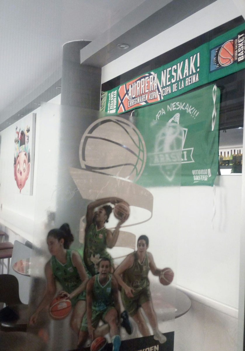 gasteizon's tweet photo. La #hostelería ha mostrado su compromiso con el deporte femenino, con @araski y con #vgbasketcapital.
Visita sus #EscaparatesAraskiGasteiOn por toda la ciudad
@CafeteriaAtenea @ElTolono #Triskari @BarErkiaga 🏀🏀🏀🏀 https://t.co/UlkpQC4D9L