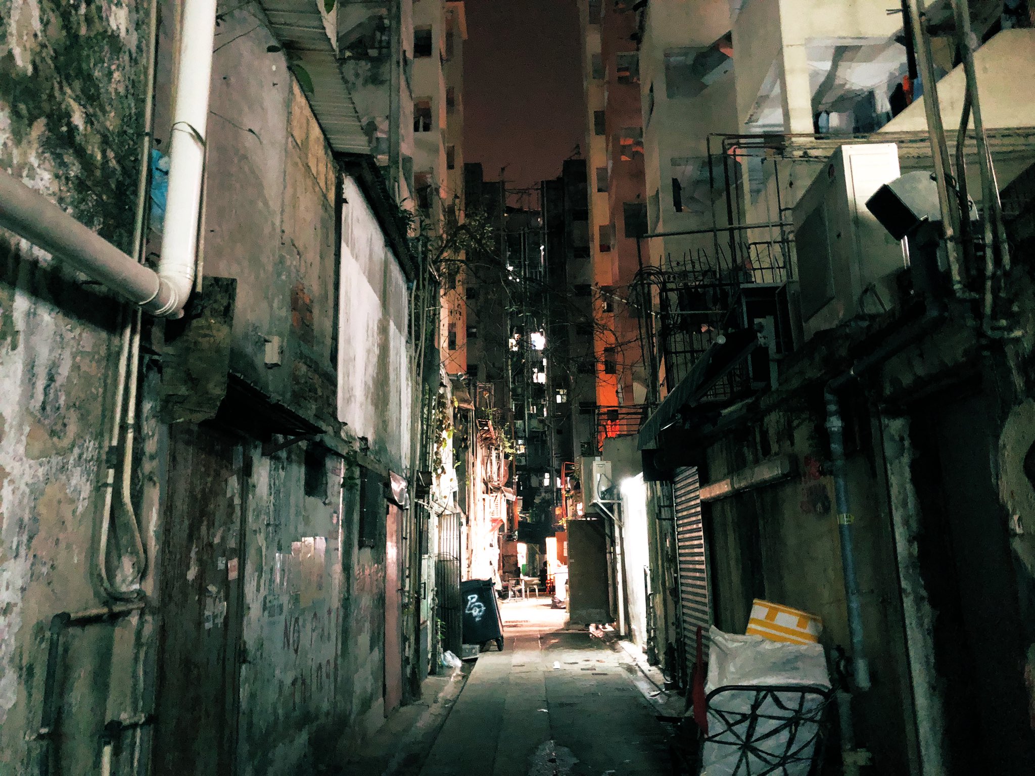 ヒロシ 一足先に今回ってる路地裏を見せてやるよ 今回の国の路地裏はたまらんよ あんた達も路地裏好きやろ T Co Qt0kfzxdjs Twitter