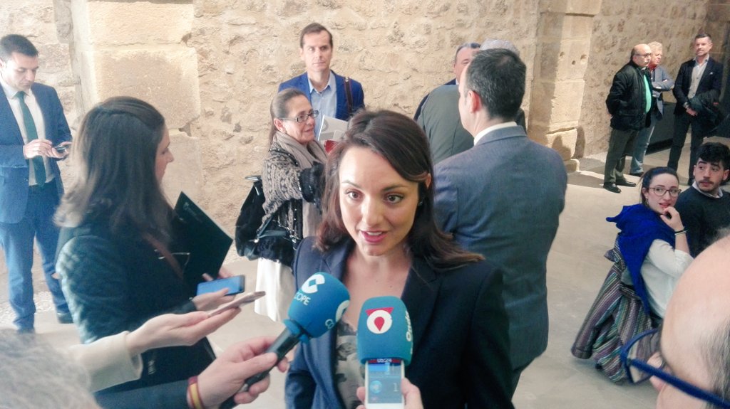 ClubAros's tweet photo. Nuestra directora Isabel Hernández atiende a los medios antes de comenzar la presentación del estudio del Impacto Económico del Sector del Caballo en la Región de Murcia. https://t.co/uxNMxX27Fh