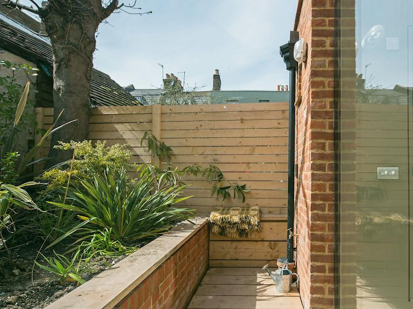 A truly unique stay in the heart of Margate, this lovely little holiday cottage is just a short walk from the old town and just 500yards to the beach! ow.ly/AiBR50m24vm #childfriendlyescapes #familytravel #staycation #kent #margate #familybreaks