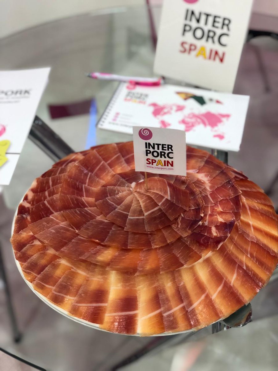 interporc's tweet photo. Seguimos en @EXPO_CARNES y hoy recibimos la visita de @El_Universal_Mx uno de los periódicos con mayor tirada nacional en #México que dará buena cuenta de lo que el #SectorPorcino español aporta  #ExpoCarnes https://t.co/DhqyCAuZN5