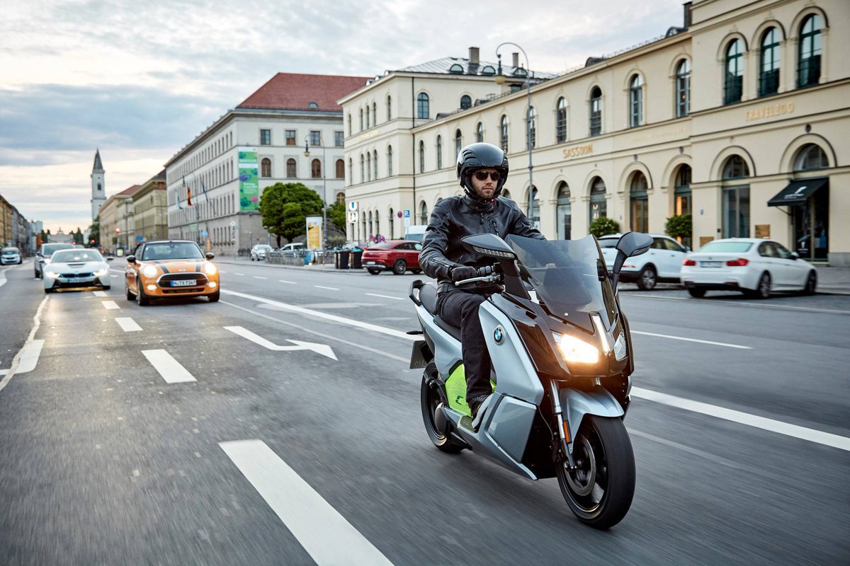 MotorMunichMoto's tweet image. Con el maxi-scooter BMW C Evolution, será divertidísimo moverse por la ciudad. ¿Te atreves a probarlo? #motormunichbmwmotorrad #bmwmotorrad #CEvolution #bmwmotos #motorcycles #motorbike #biker #streetbike #motorcycle  #bikelife #rideout #supermoto #bikers #moto #sportbike