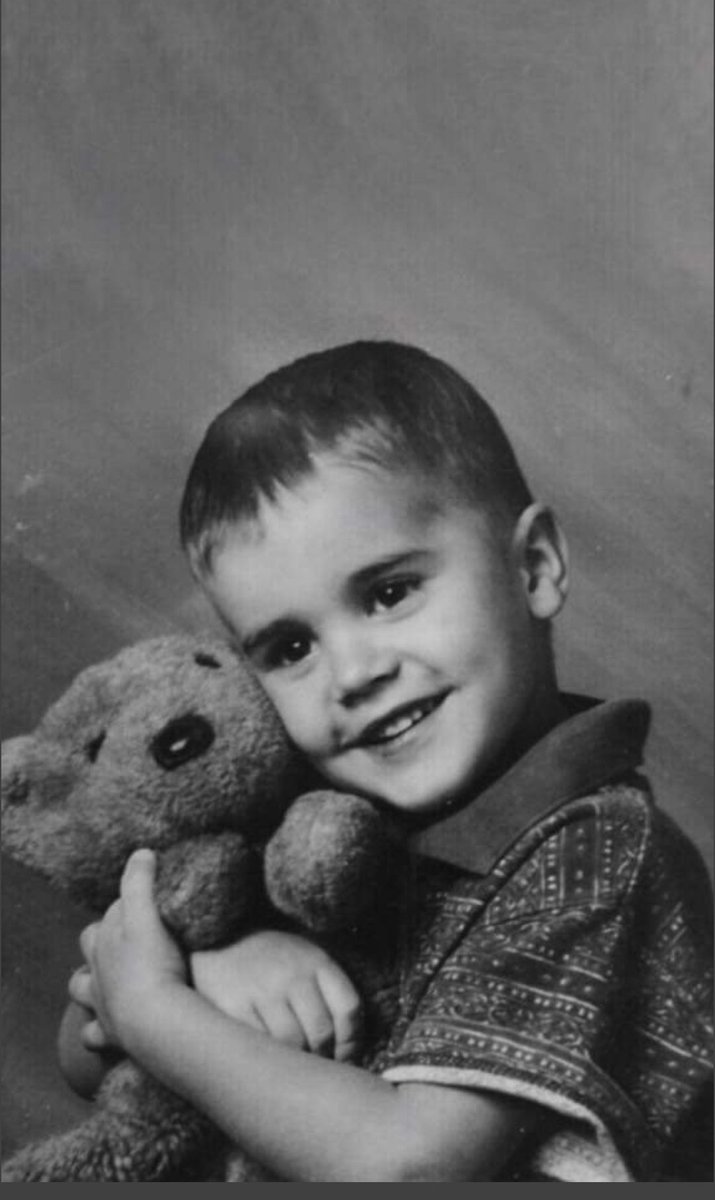 minodebility's tweet image. No puedo creer que ya tengas 25 años, estés comprometido y tengas una vida formada. Te deseo paz mental, felicidad y mucha salud, simplemente amor es lo que me sigue desbordando por este ser, desde pequeña y hasta vieja lo voy a seguir teniendo
 #HappyBirthdayJustinBieber