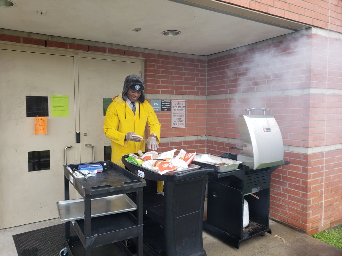 BonnerElemHISD's tweet photo. Bonner teachers winding down from mock STAAR test week! Mr. Casqeute made burgers for the staff while the teachers karaoke! #workhardplayhard @BonnerElemHISD @HISDEastArea https://t.co/jWZ2Xwl2jv