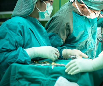 Terwijl Hans buiten een praatje maakt wordt hij door een andere auto aangereden. Zijn linkerbeen komt daarbij klem te zitten tussen de twee auto’s. Hij is ernstig gewond. Lees het verhaal van Hans> bit.ly/2SnTulW
#personenschade #letselschade #knieletsel