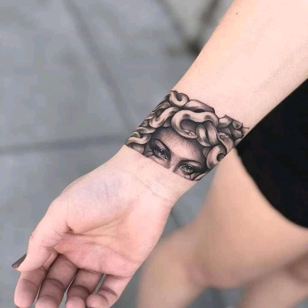 Mini tattoos Medusa: Hình xăm Medusa mini rất phù hợp cho những ai muốn thể hiện tính cách mạnh mẽ và bất khuất. Với các mẫu hình xăm nhỏ xinh, bạn sẽ không cần phải lo lắng về việc quá to hay quá lòe loẹt. Hãy chọn một kiểu mini tattoos Medusa và biến bản thân thành một bức tranh sống động trên cơ thể!