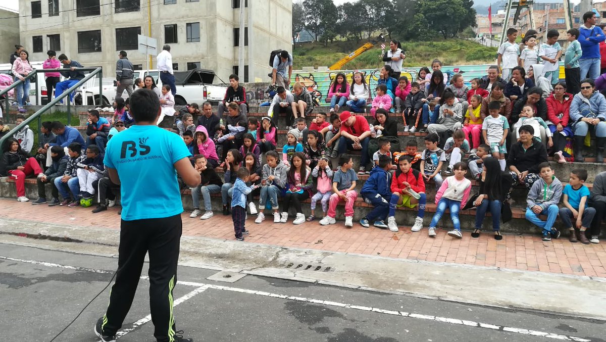 Banco_De_Suenos's tweet photo. #FundaciónBancoDeSueños #TrazoClandestino y la #SubdirecciónParaLaJuventud visitamos a Alta Vista del Sidel en la #LocalidadDeSanCristóbal, con el acompañamiento #BixBox #Whitte y #Danza #Malayka Cumpliendo el Sueño de Entregarles sorpresas y Kits Escolares a los Gracias totales! https://t.co/6xLEXFL2qo