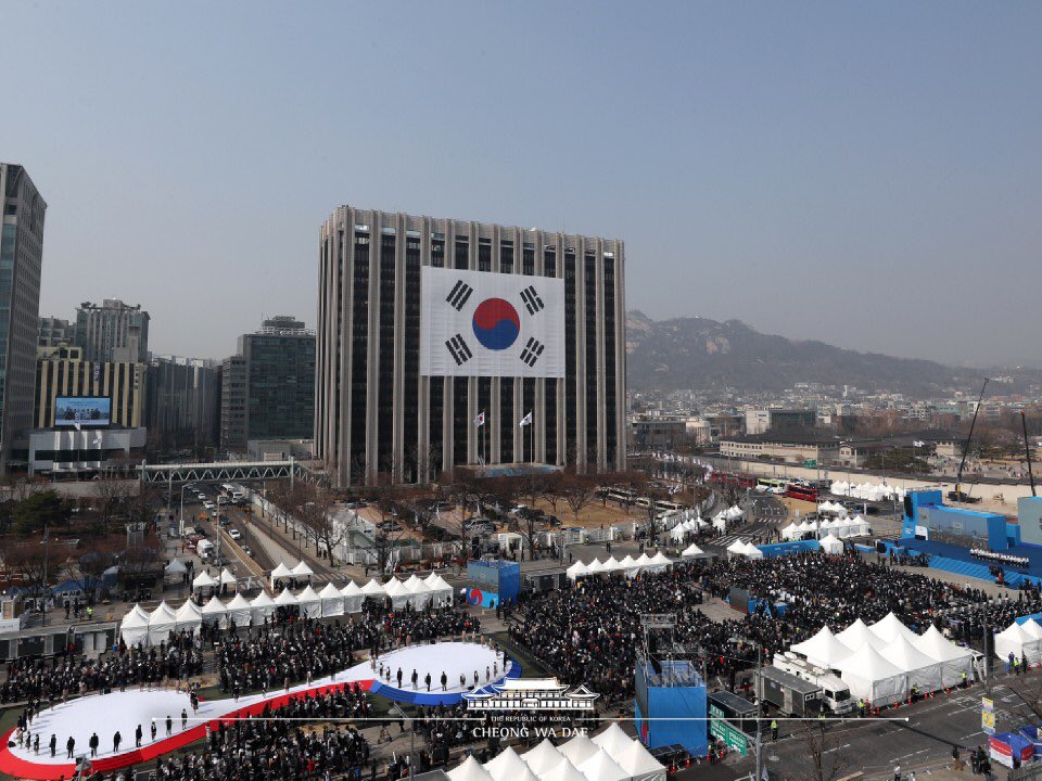 3.1독립운동의 정신과 국민통합을 바탕으로 ‘신한반도체제’를 일궈 나가겠습니다.
국민 모두의 힘을 모아 주시기 바랍니다.
한반도의 평화는 남과 북을 넘어 동북아와 아세안, 유라시아를 포괄하는 새로운 경제성장의 동력이 될 것입니다. #삼일절 
goo.gl/6kgey9